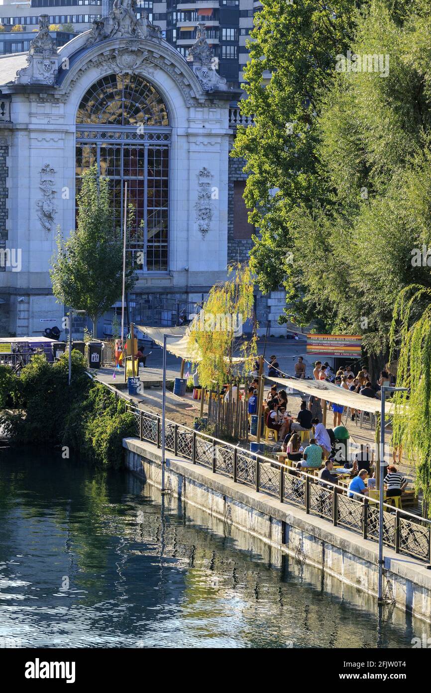Svizzera, Cantone di Ginevra, Ginevra, Promenade des Lavandieres, fiume le Rhone, Costringe Motrices a costruire sullo sfondo Foto Stock