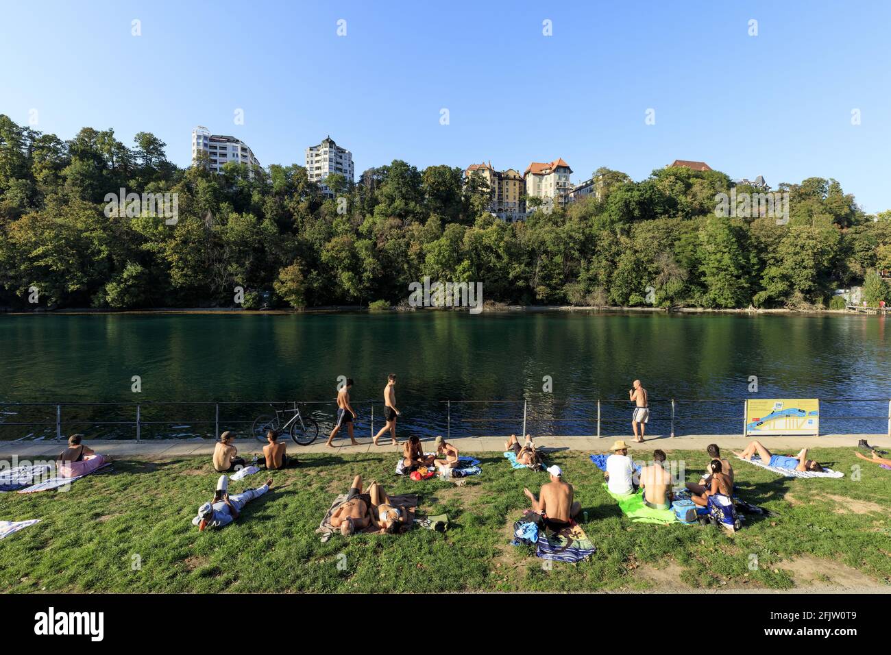 Svizzera, Cantone di Ginevra, Ginevra, Saules Trail, nuoto lungo il fiume Rodano Foto Stock