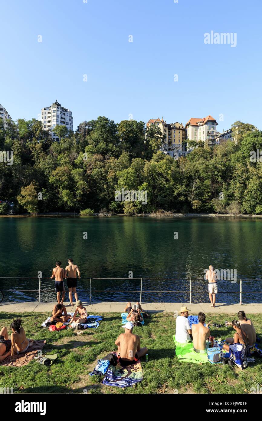 Svizzera, Cantone di Ginevra, Ginevra, Saules Trail, nuoto lungo il fiume Rodano Foto Stock