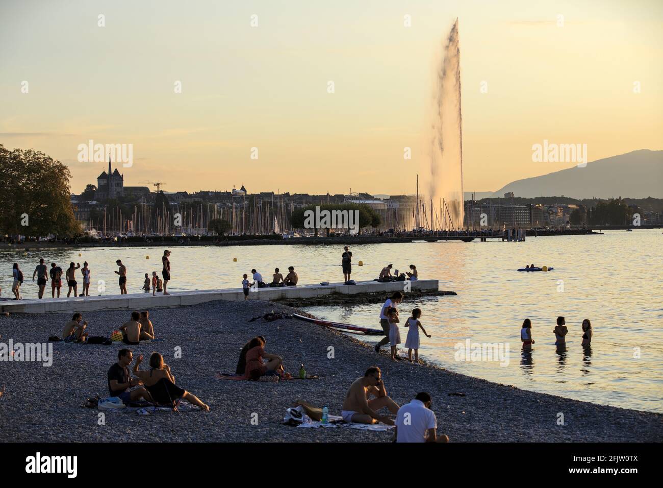 Svizzera, Cantone di Ginevra, Ginevra, Eaux Vives spiaggia sulle rive del lago Leman, il Jet d'Eau sullo sfondo Foto Stock