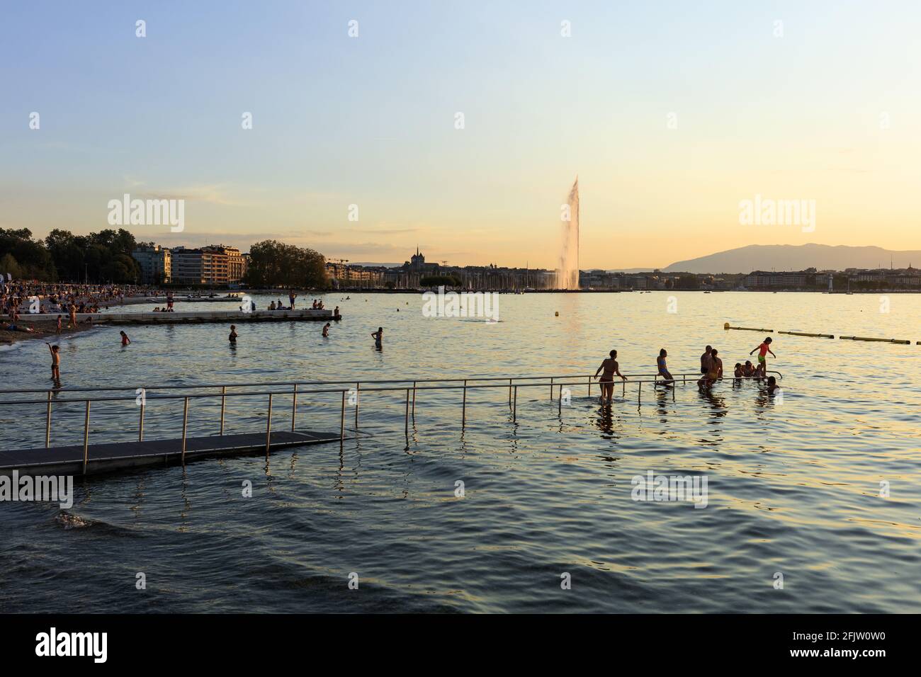 Svizzera, Cantone di Ginevra, Ginevra, Eaux Vives spiaggia sulle rive del lago Leman, nuoto, il Jet d'Eau sullo sfondo Foto Stock