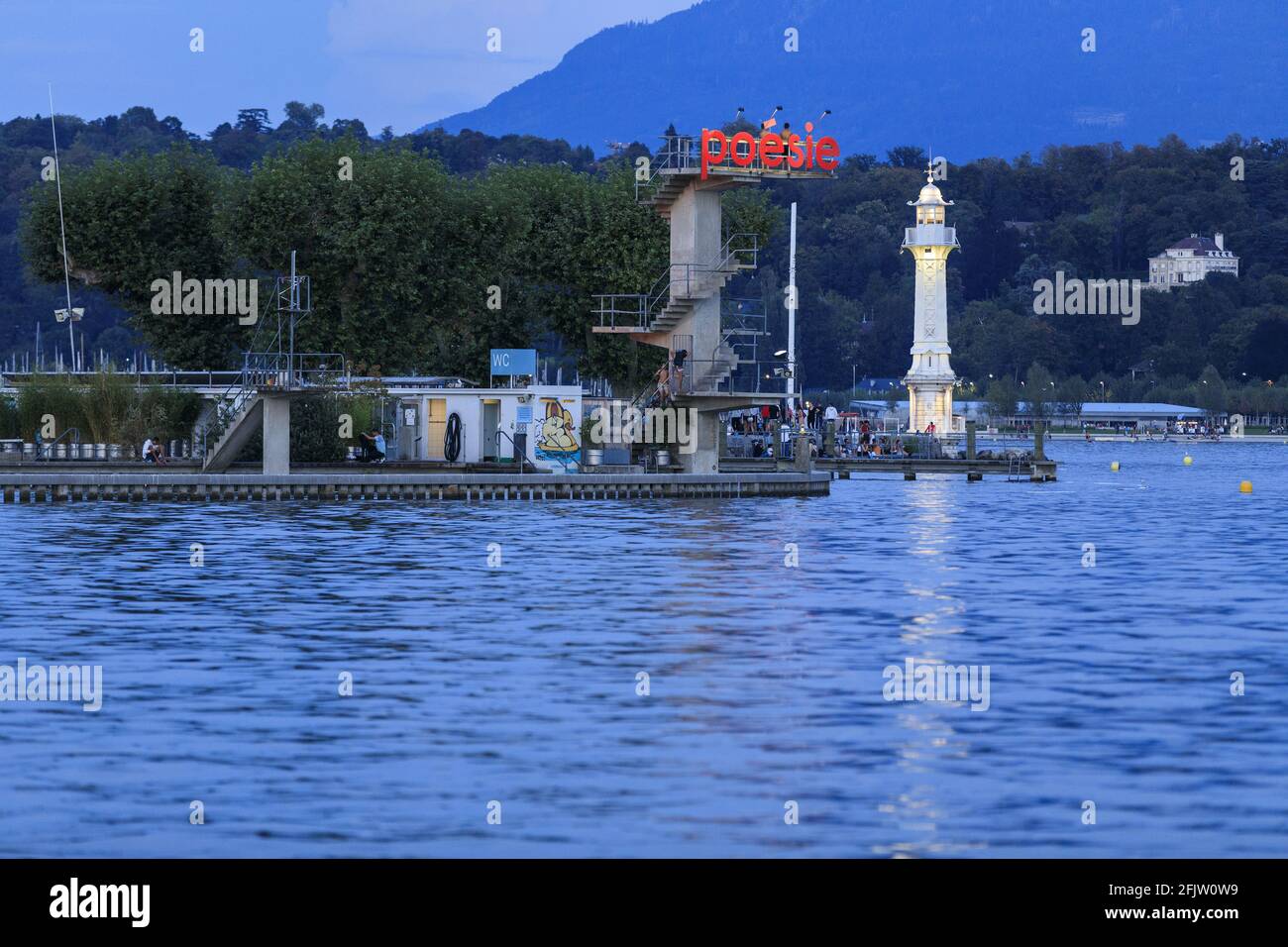 Svizzera, Cantone di Ginevra, Ginevra, Lago Leman, Bains des Paquis, Faro di Paquis sullo sfondo Foto Stock