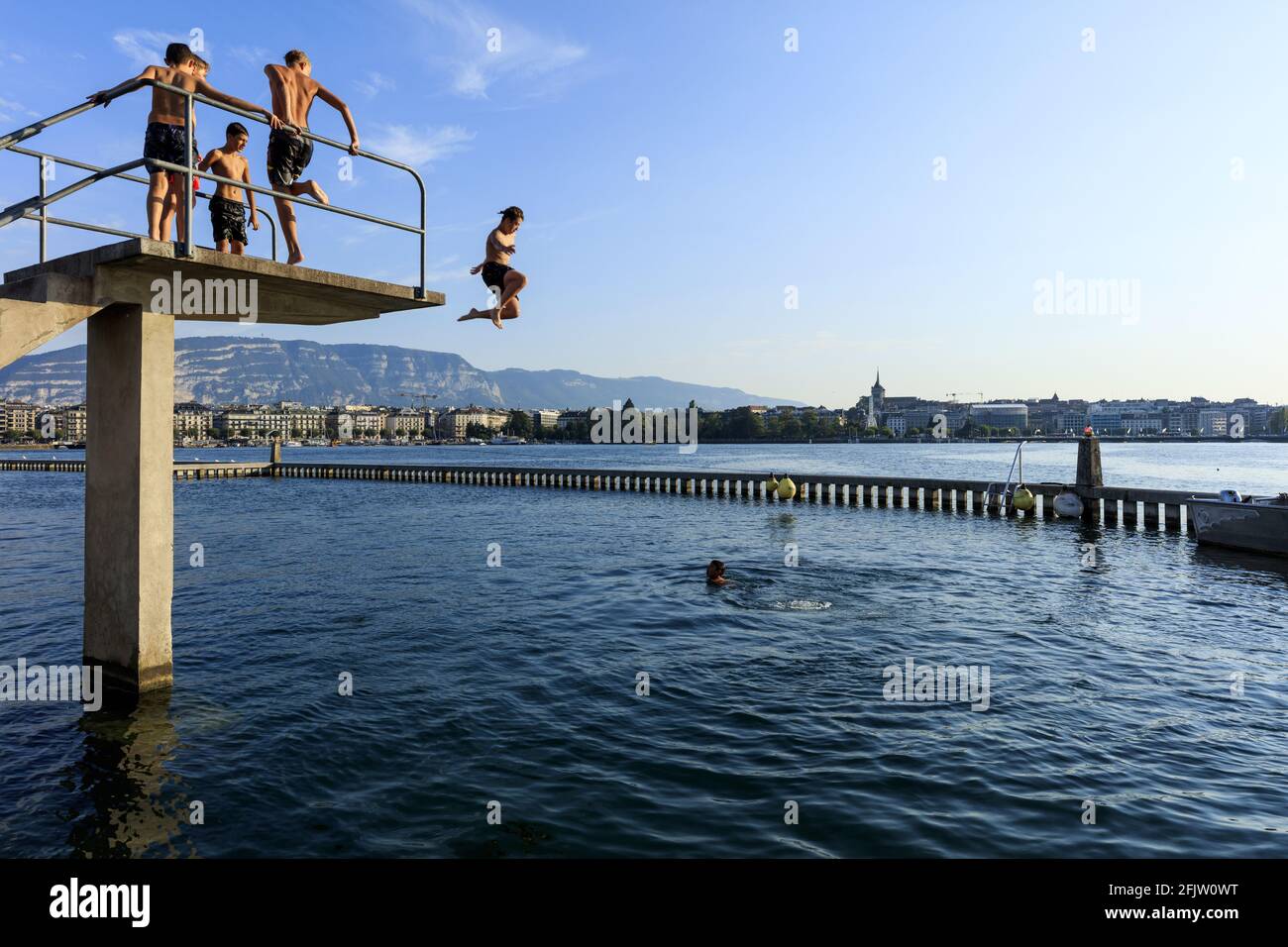 Svizzera, Cantone di Ginevra, Ginevra, Lago Leman, Bains des Paquis, nuoto Foto Stock