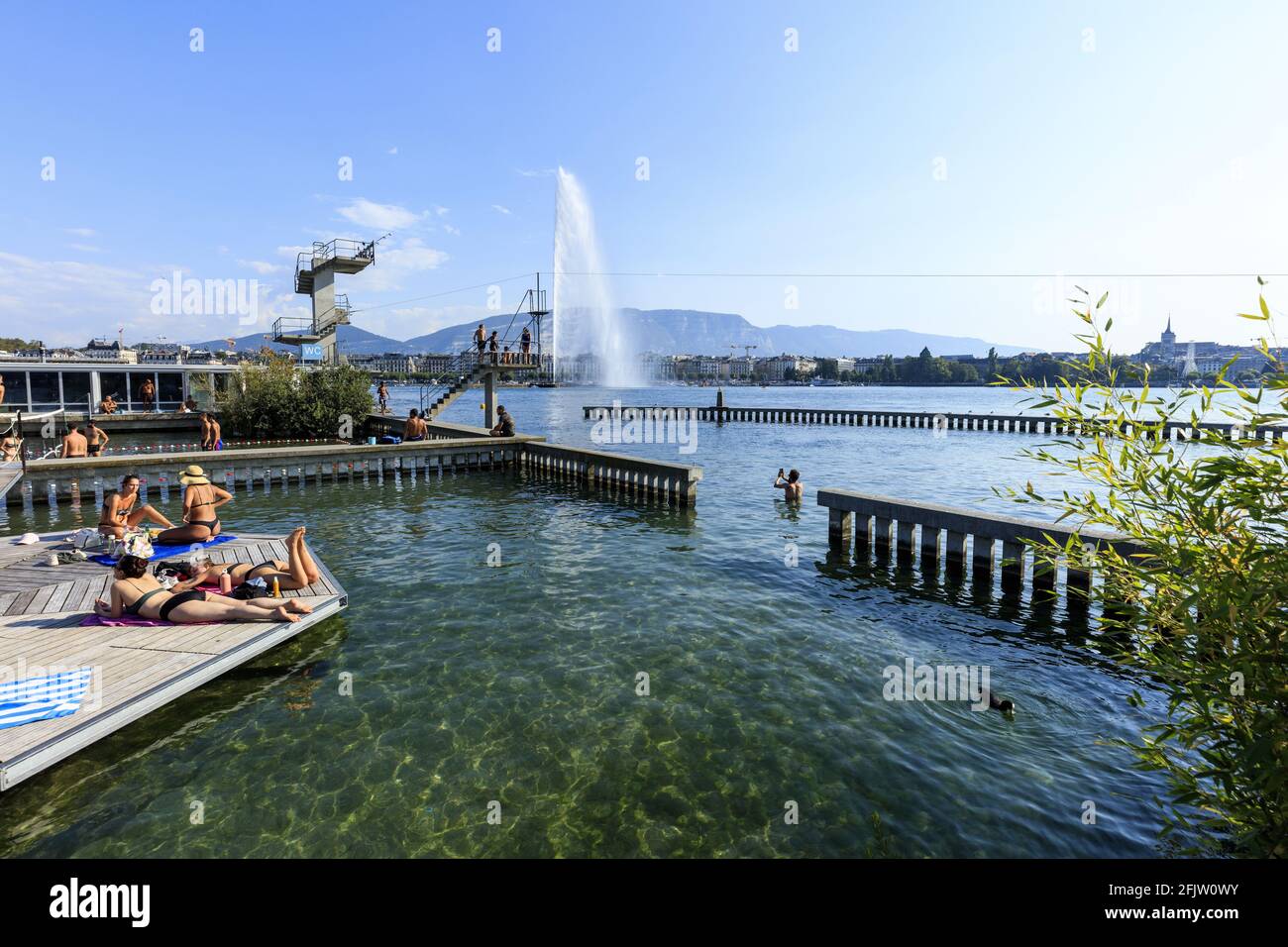 Svizzera, Cantone di Ginevra, Ginevra, Lago Leman, Bains des Paquis, nuoto Foto Stock