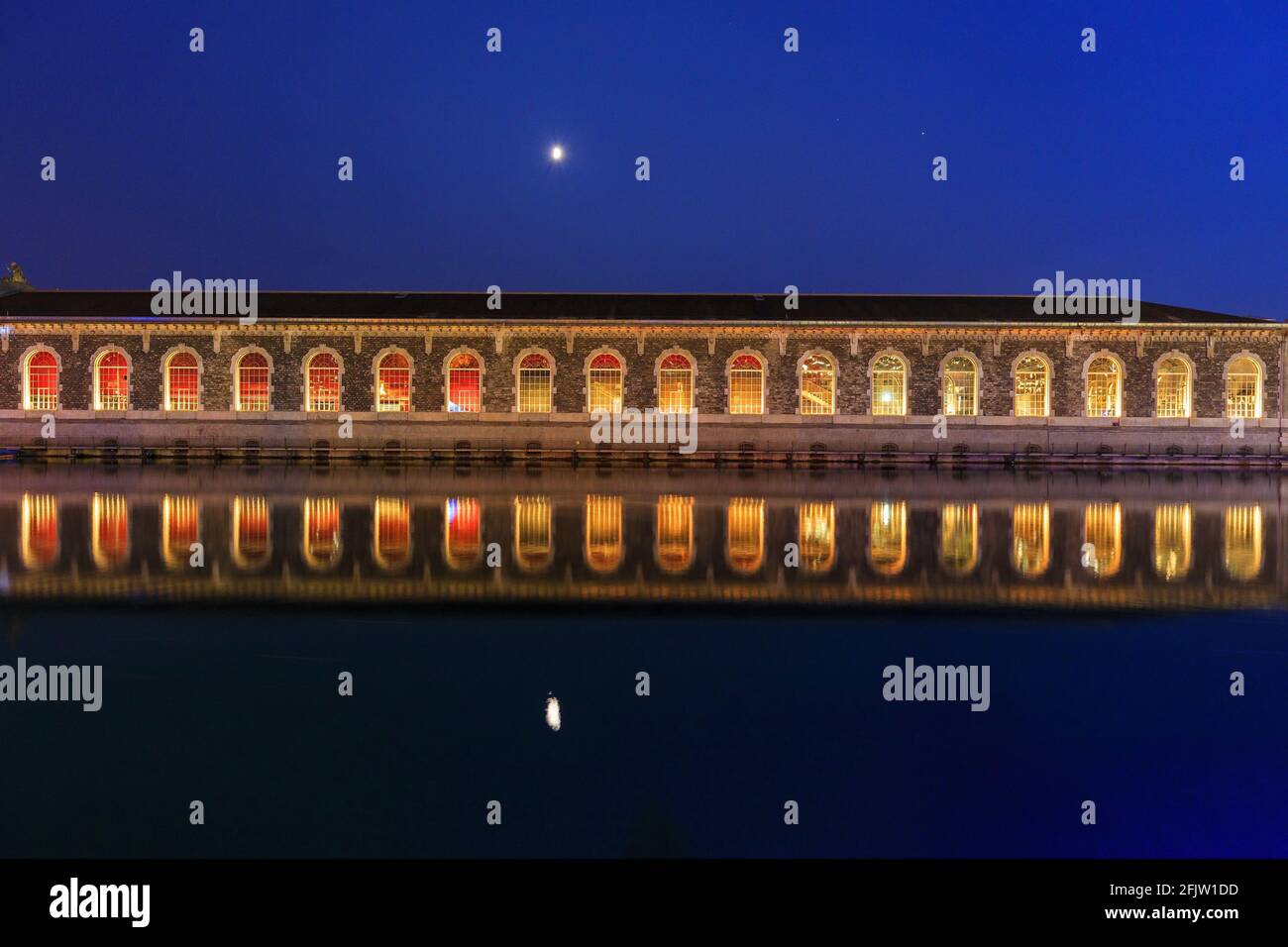 Svizzera, Cantone di Ginevra, Ginevra, forza Motrices costruzione, il fiume Rodano e la luna piena Foto Stock