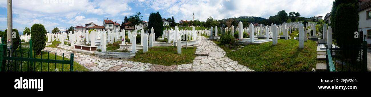 Vista panoramica del cimitero dei martiri circondato da edifici distrutti nel conflitto degli anni '90. Cimitero. Sarajevo, Bosnia-Erzegovina Foto Stock