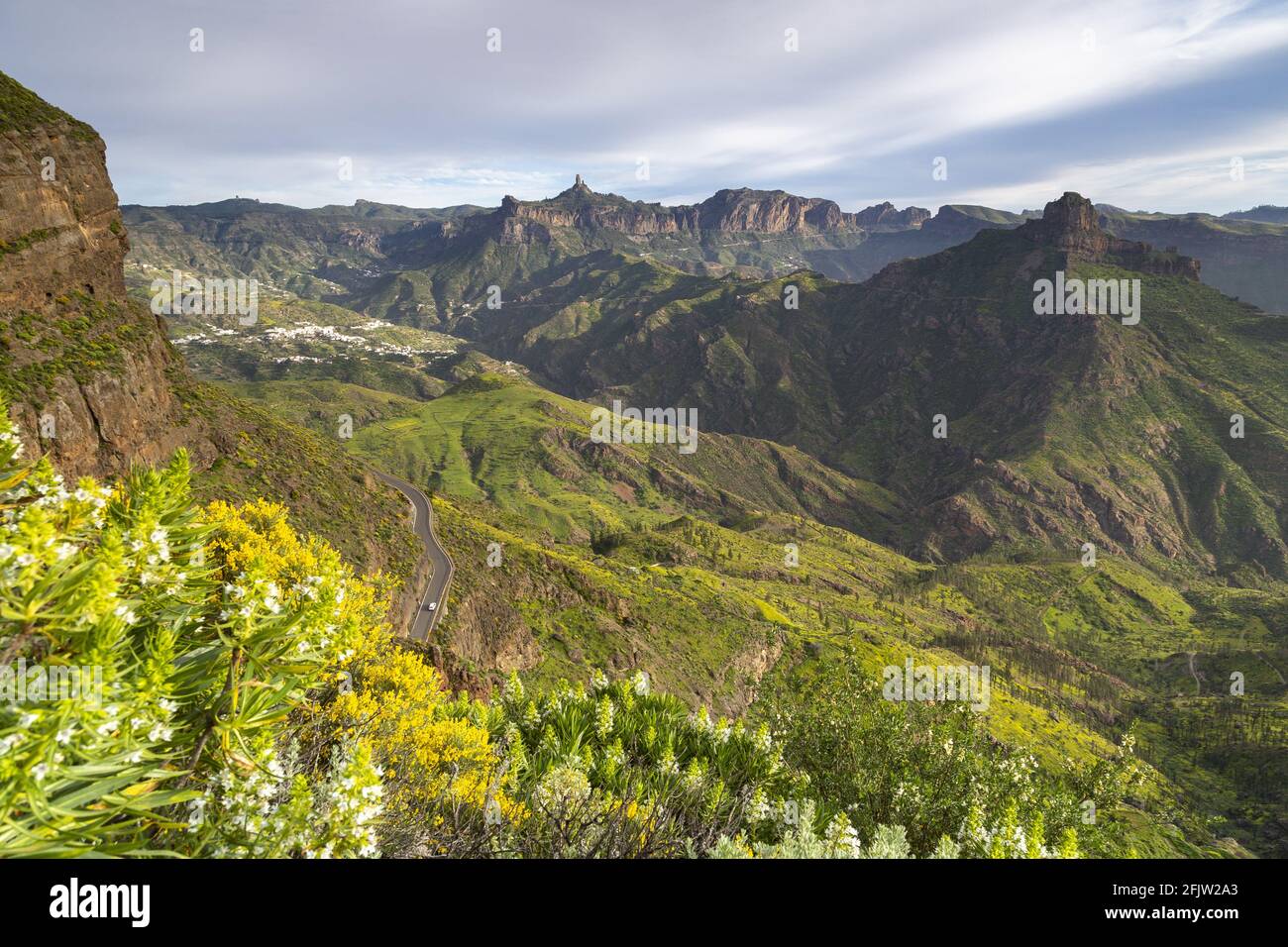 Spagna, Isole Canarie, Isola di Gran Canaria, el Roque Nublo (a sinistra) è un monolito basaltico alto 80 m e culminante a 1,813 m, il Roque Bentayga (a destra) Foto Stock