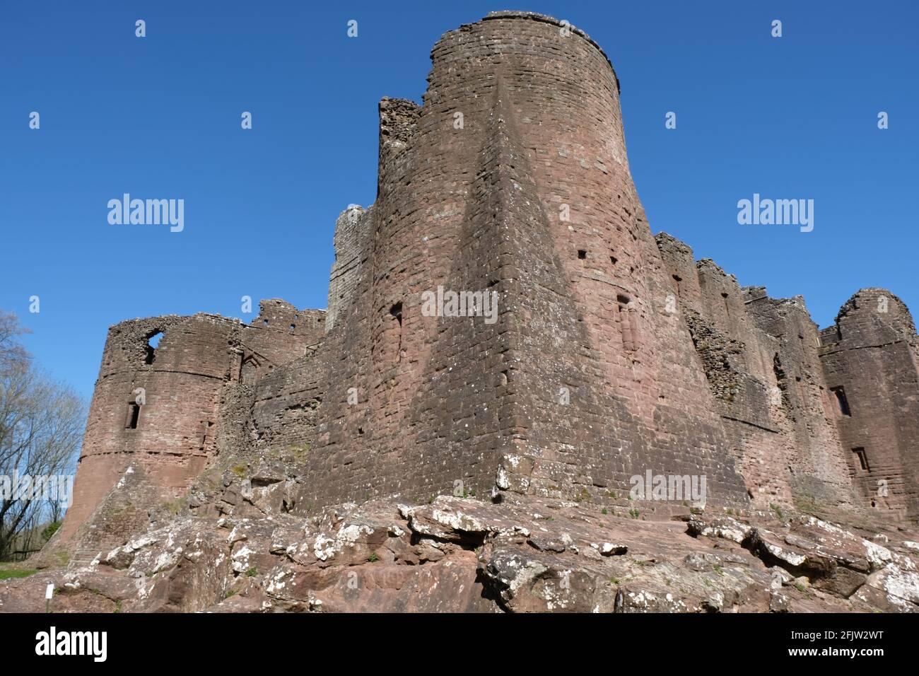 Pittoresco castello normanno costruito nel 12 ° secolo da Goodrich di Mappestone, una tipica fortificazione marchigiana con un torrione di pietra e le mura. Foto Stock