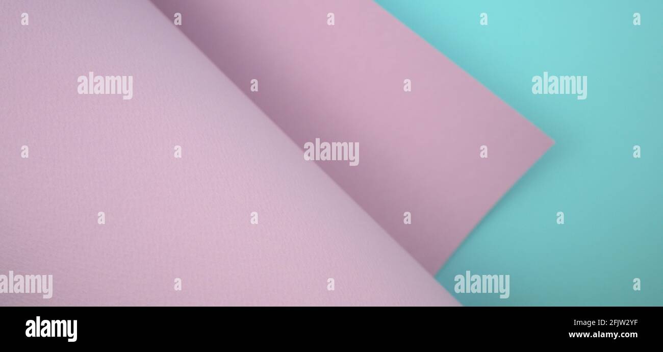 Carta viola pastello arrotolata e piegata su sfondo astratto blu acquamarina. Foto Stock