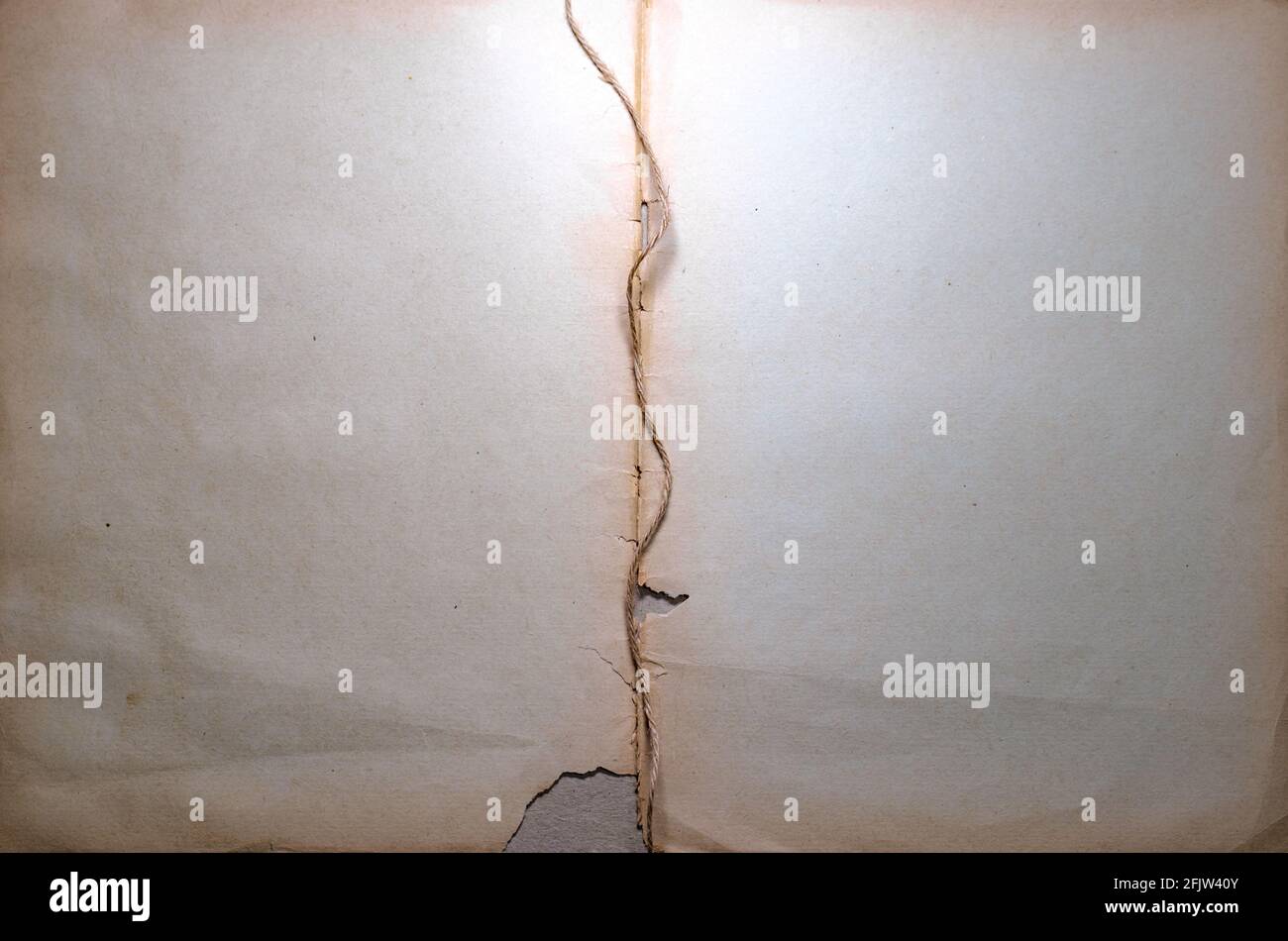 Vecchio libro carta texture. Aprire vecchio libro con corda. Pagina carta vintage. Sfondo carta vecchio Foto Stock