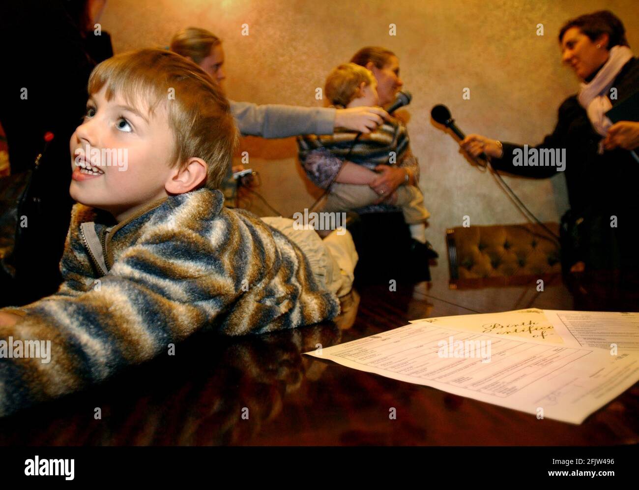 DOVE HA RILETTO I SUOI RAGAZZI LIAM E 4 E JOEL 1 PER INCLUDERE IL NOME DEL LORO PADRE SUL CERTIFICATO.1/12/03 PILSTON Foto Stock