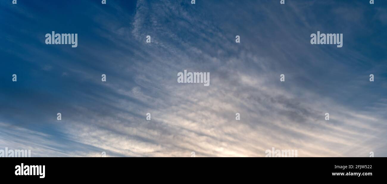 Cielo drammatico e nuvole autunno all'aperto. Dio pettinato cielo. Sfondo testurizzato. Cielo blu con nuvole al tramonto Foto Stock