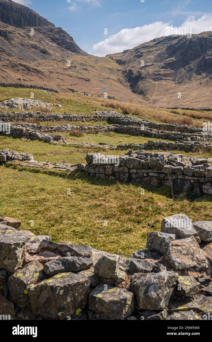 Guida sopra l'Hardknott Pass, ammirando il Forte Romano e il passo di Wrynose Foto Stock