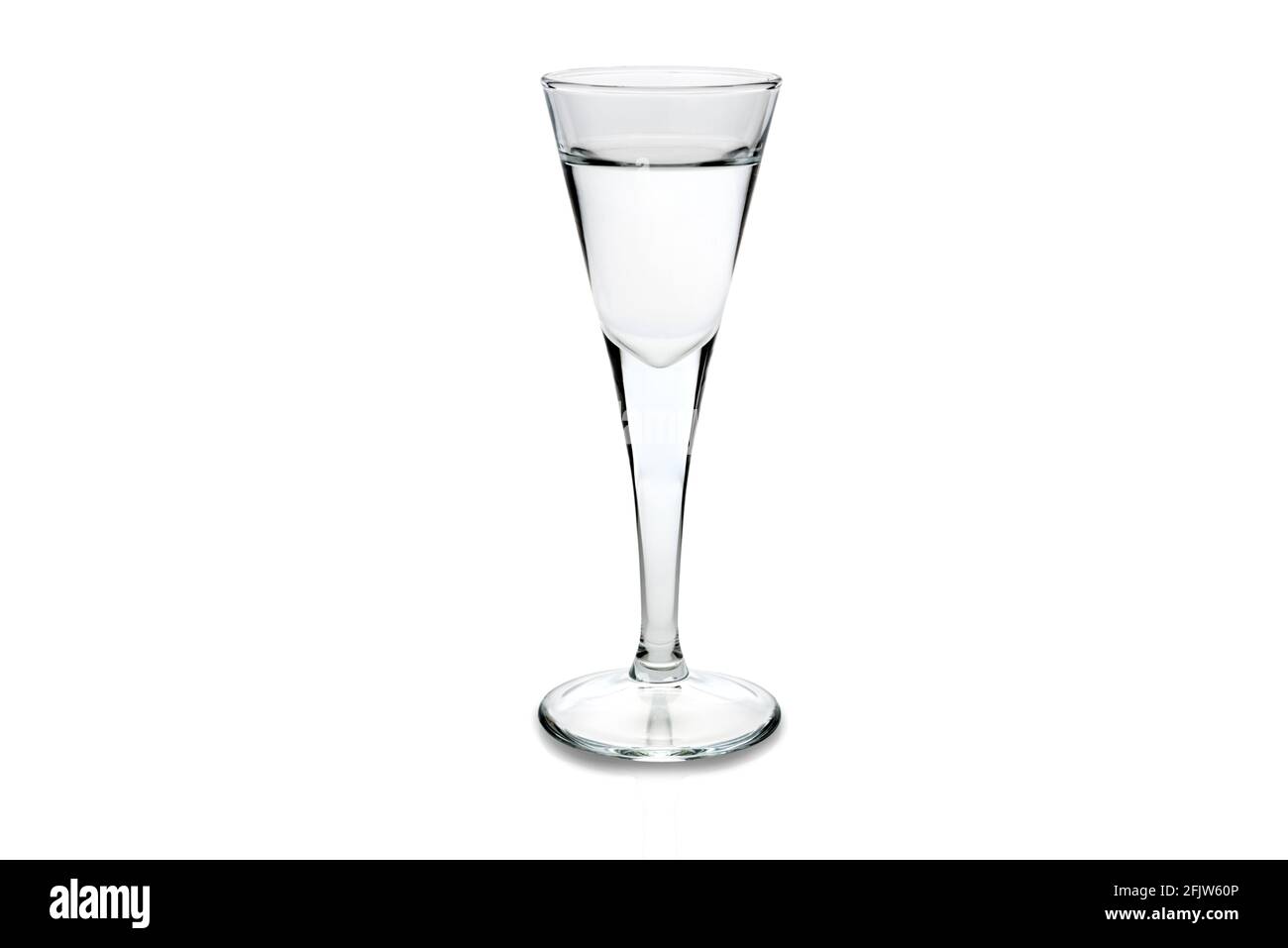 grappa o vodka in un calice isolato bianco Foto Stock