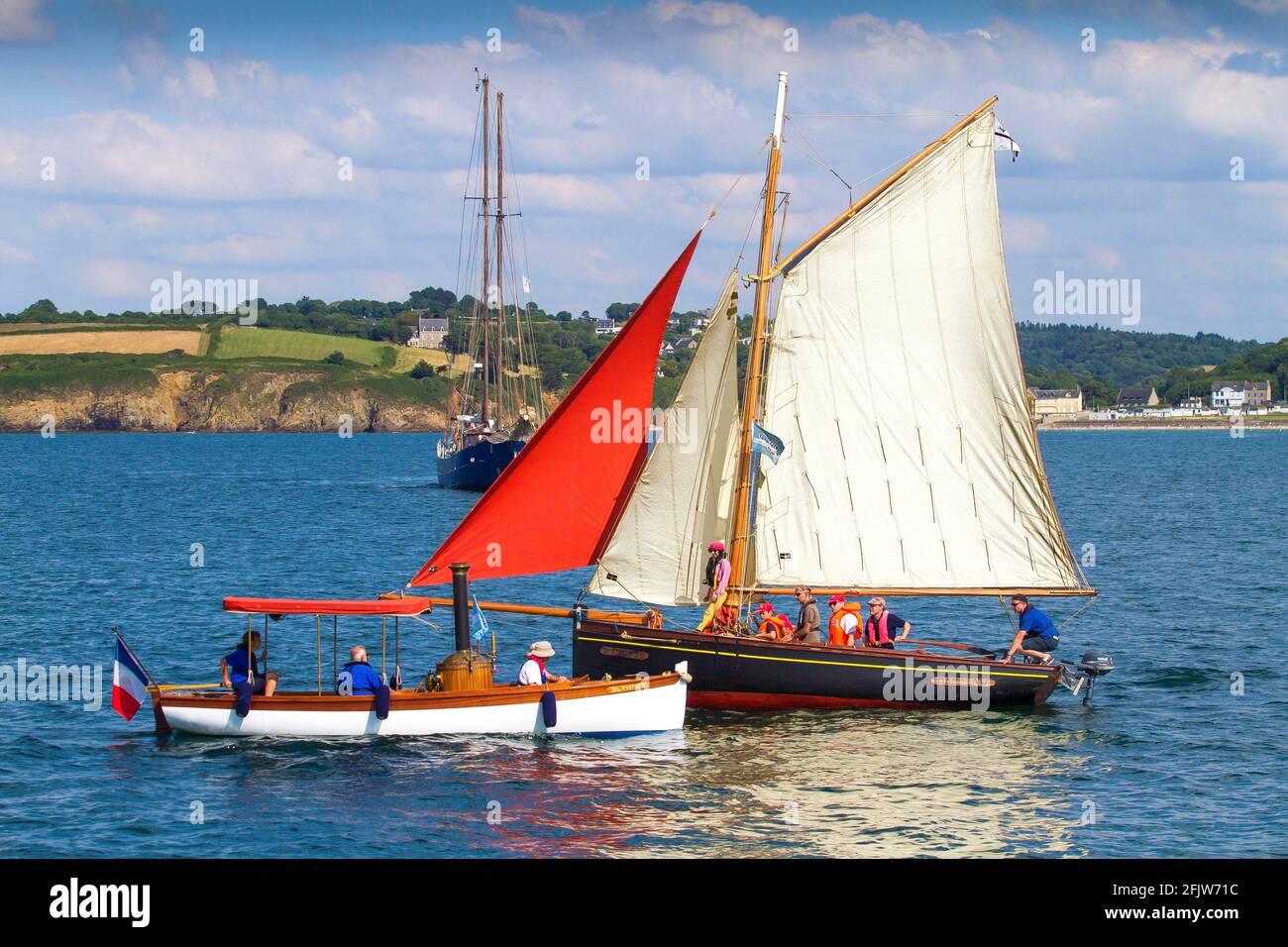 France, Finistère (29), Douarnenez, bateau à vapeur devant le voilier traditionnel Mac Law sur le port du Rosmeur pendant le festival Maritime Temps Fête 2018 Foto Stock