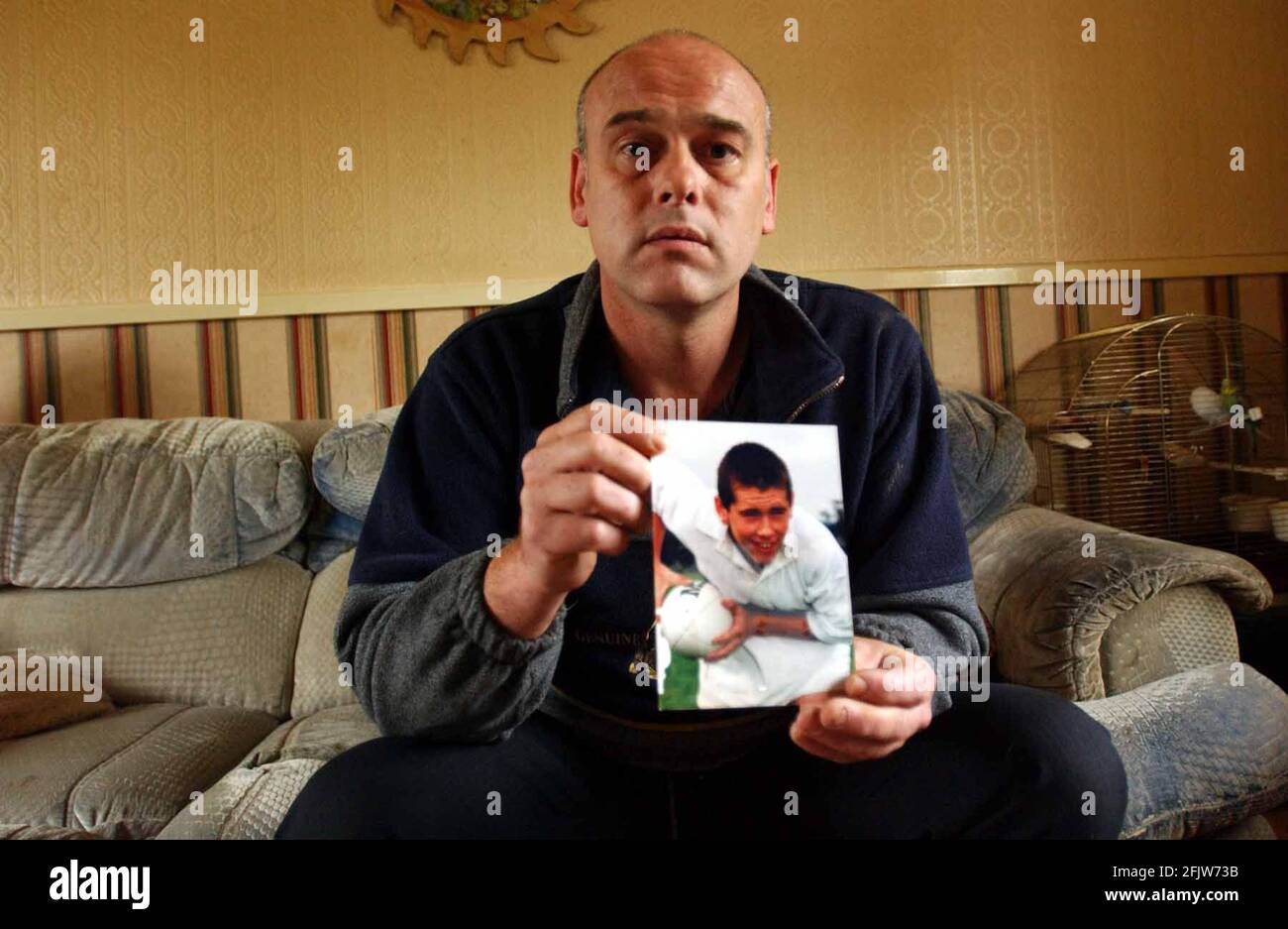 MICHAEL PORTER DETIENE UNA FOTO DI SUO FIGLIO.4/7/03 PILSTON Foto Stock