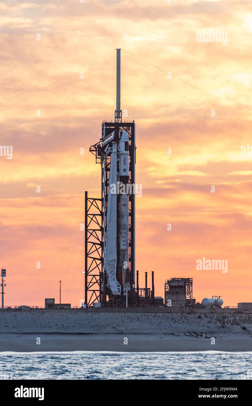 SpaceX Falcon 9 Crew 2 al tramonto Foto Stock