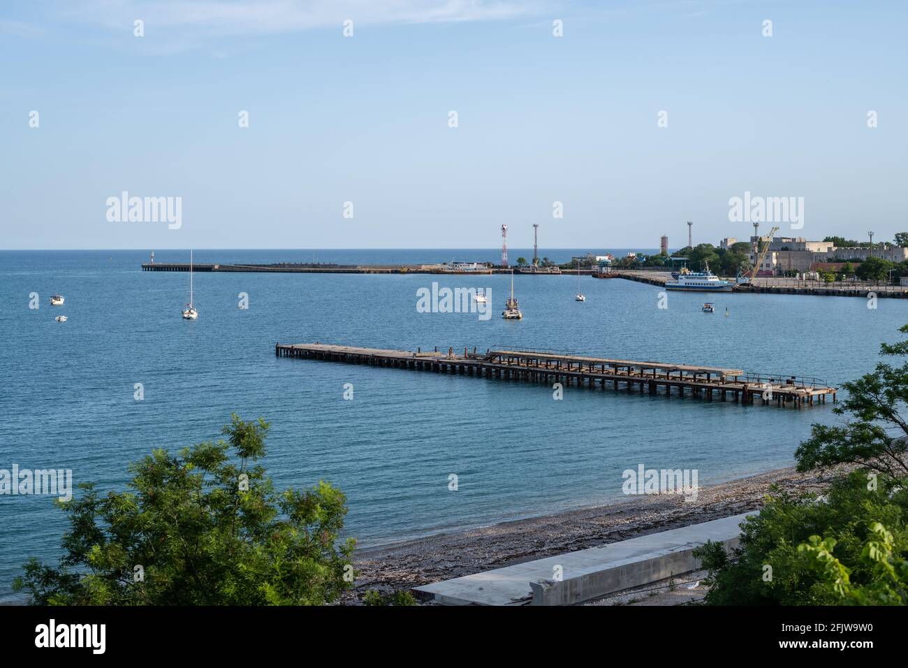 YEVPATORIA, CRIMEA, RUSSIA - 19 GIUGNO 2020: Banchina, molo 46 e yacht club sulla costa del Mar Nero di Eupatoria, Repubblica di Crimea Foto Stock