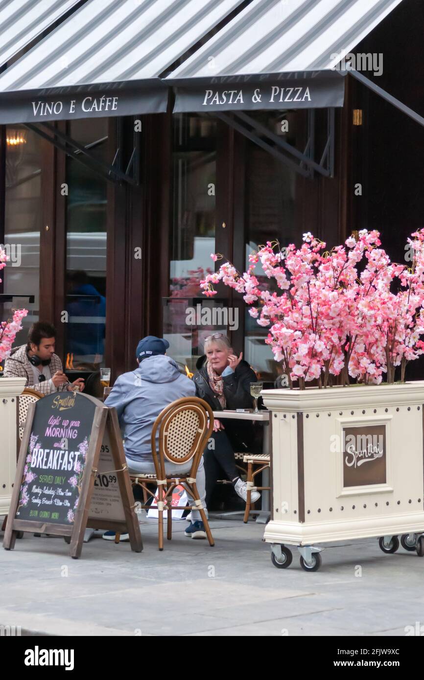 Glasgow, Scozia, Regno Unito. 26 aprile 2021. La vita Spuntini è un drink. L'abolizione delle restrizioni del coronavirus consente l'apertura di caffè, pub, ristoranti e negozi non essenziali in tutta la Scozia. Credito: SKULLY/Alamy Live News Foto Stock