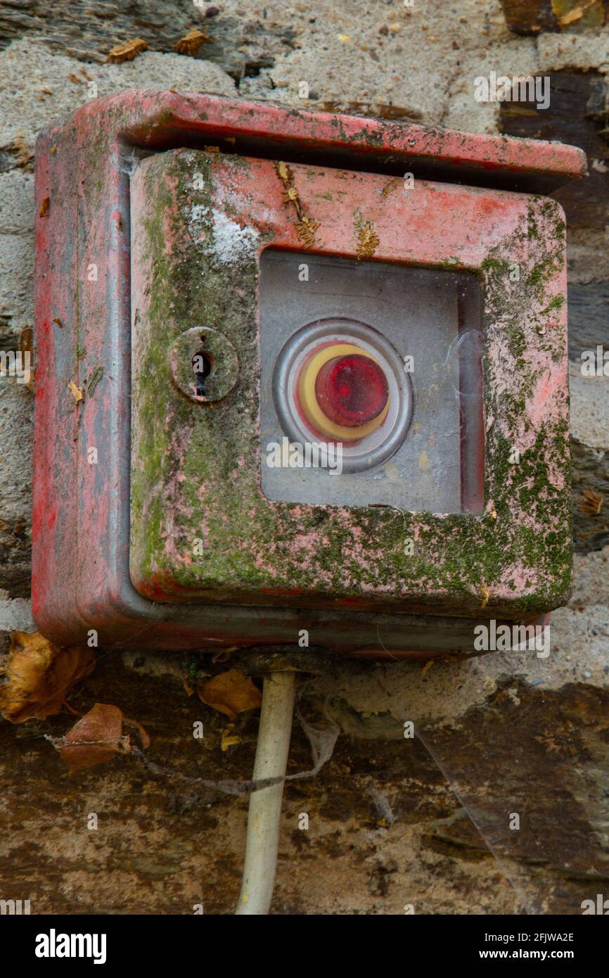 Vecchia scatola di allarme antincendio non necessaria da molto tempo Foto Stock