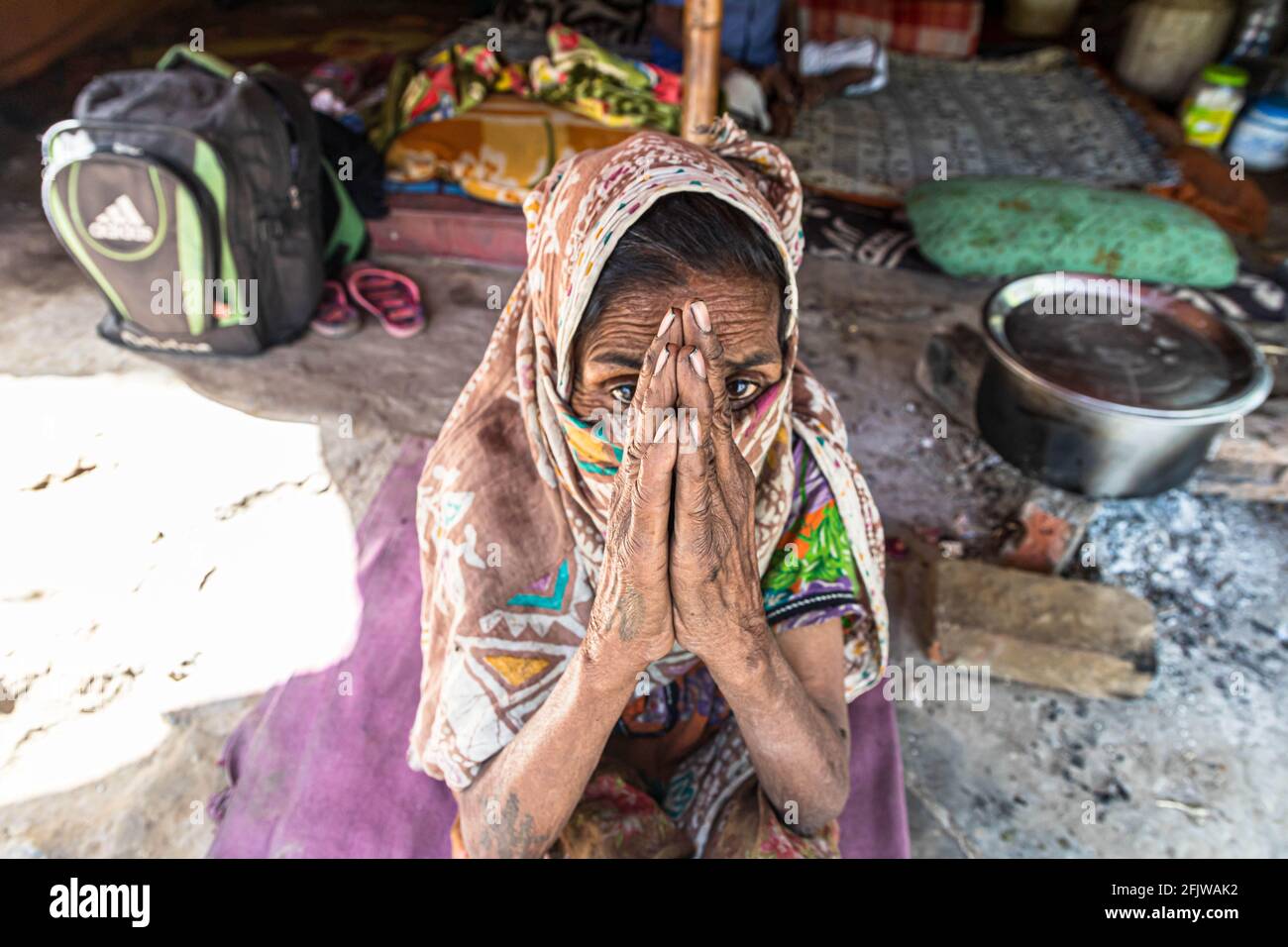 ritratto della donna anziana indiana che mendica su strada durante il blocco in india. Foto Stock
