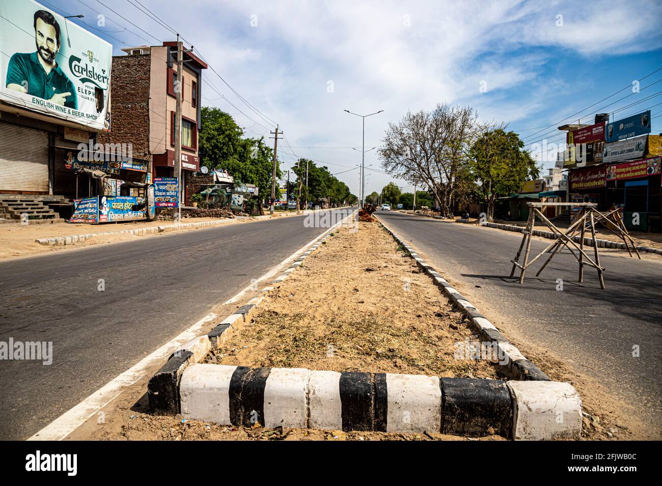 negozio chiuso durante il blocco in india in seguito al virus corona. Foto Stock