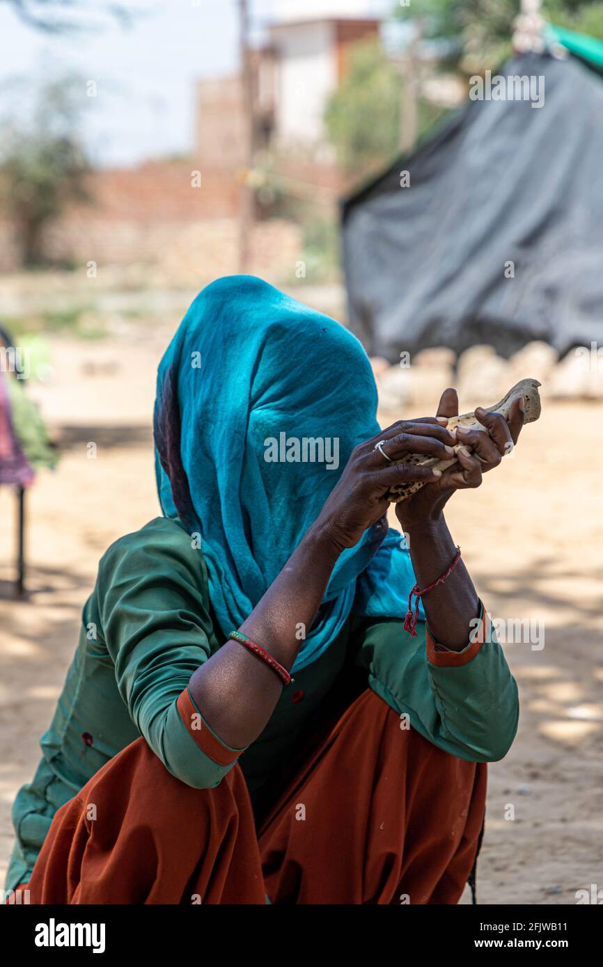 ritratto di un mendicante indiano che mangia cibo durante il blocco in india. Foto Stock