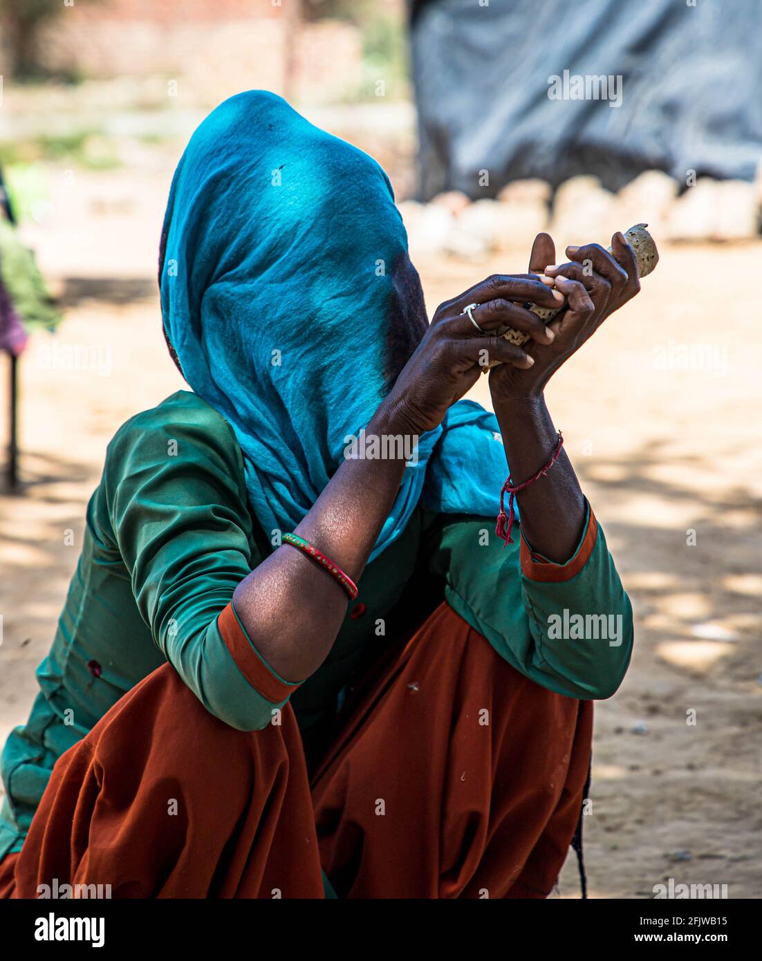 ritratto di un mendicante indiano che mangia cibo durante il blocco in india. Foto Stock