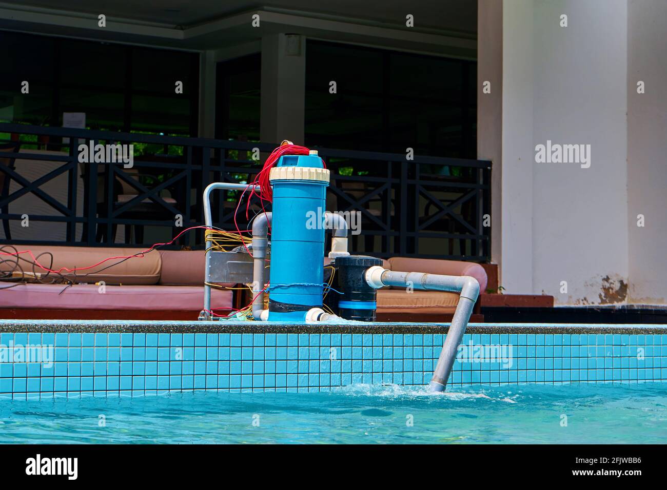 Una pompa filtro pulisce l'acqua della piscina. Dispositivo per la pulizia automatica delle piscine. Foto Stock