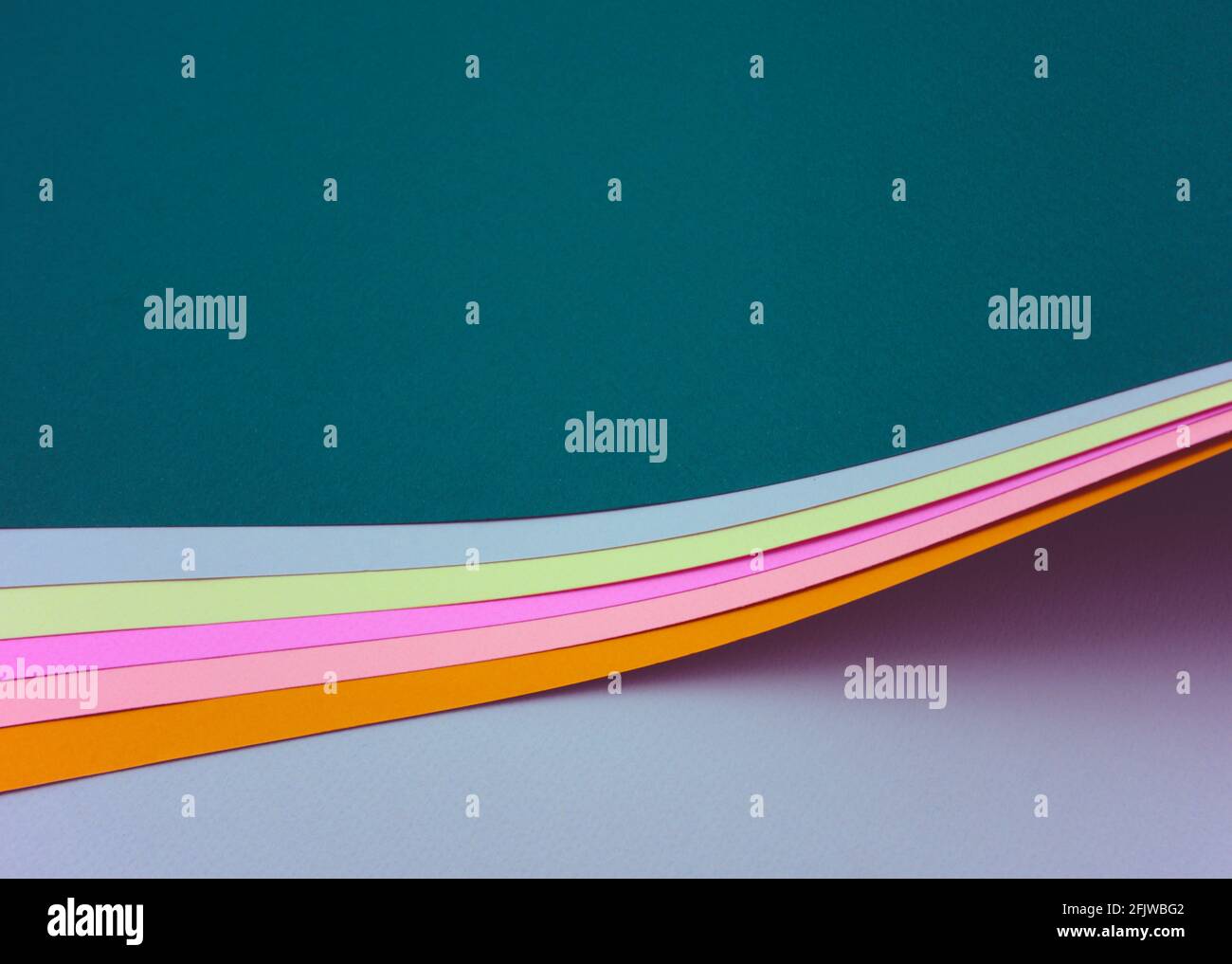 Colorati strati curvi trama astratta sfondo arco. Blu teal, rosa pastello, grigio neutro, giallo sienna bruciato e colori verde chiaro. Foto Stock