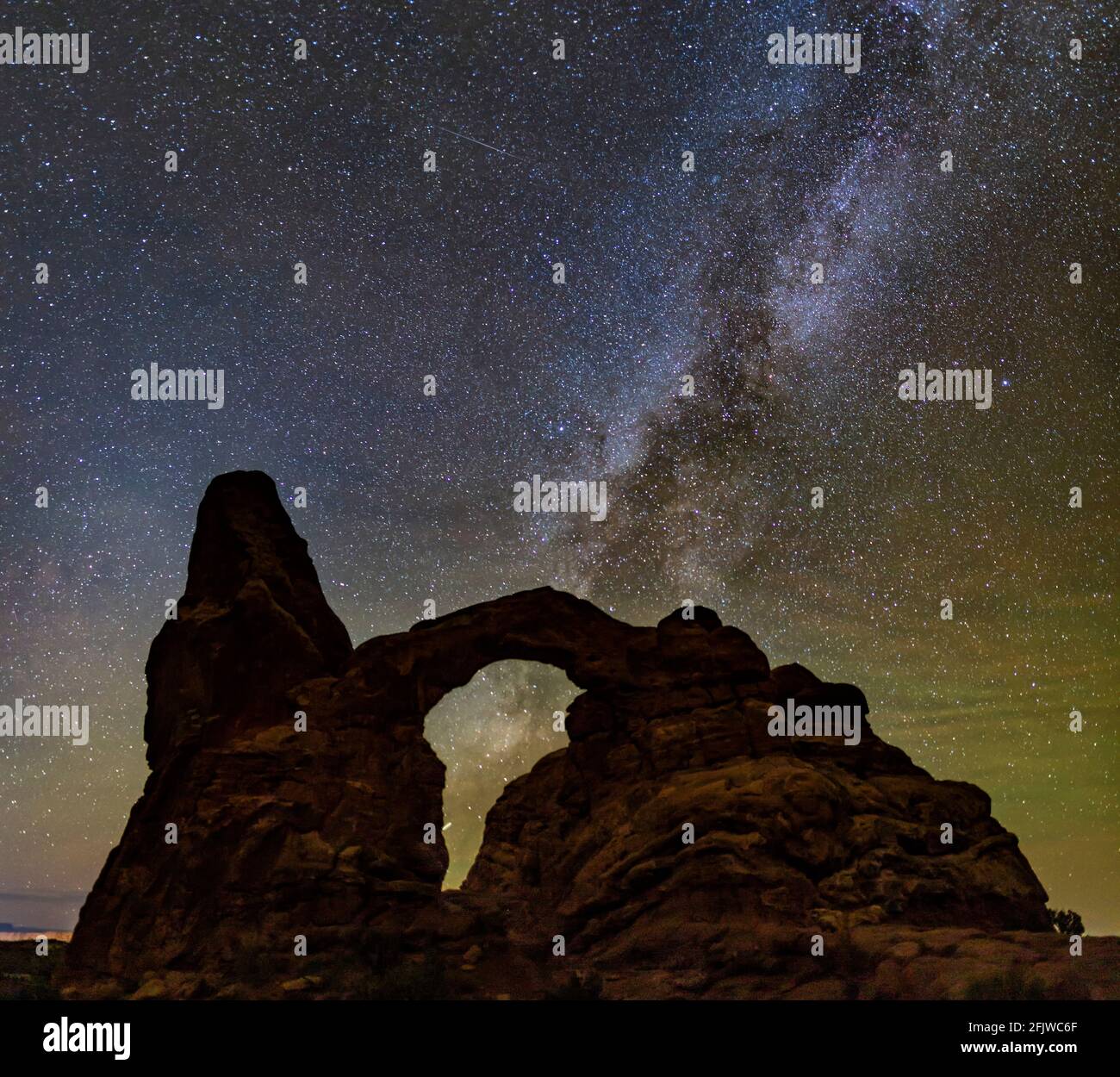 La Via Lattea sopra il Turret Arch nel Parco Nazionale di Arches, Utah. Foto Stock