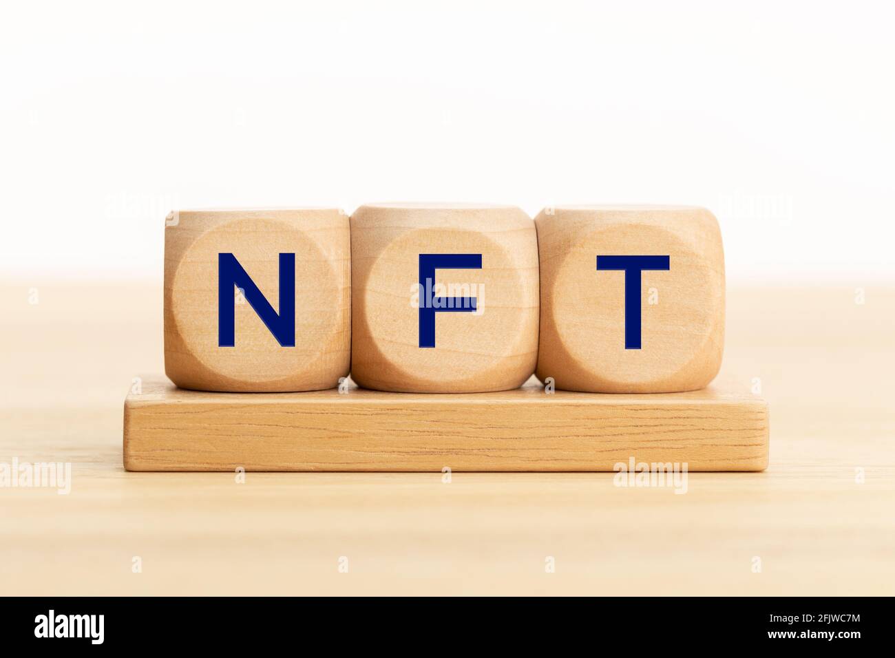 Testo NFT su blocchi di legno. Gettone non fungibile. Spazio di copia. Sfondo bianco Foto Stock