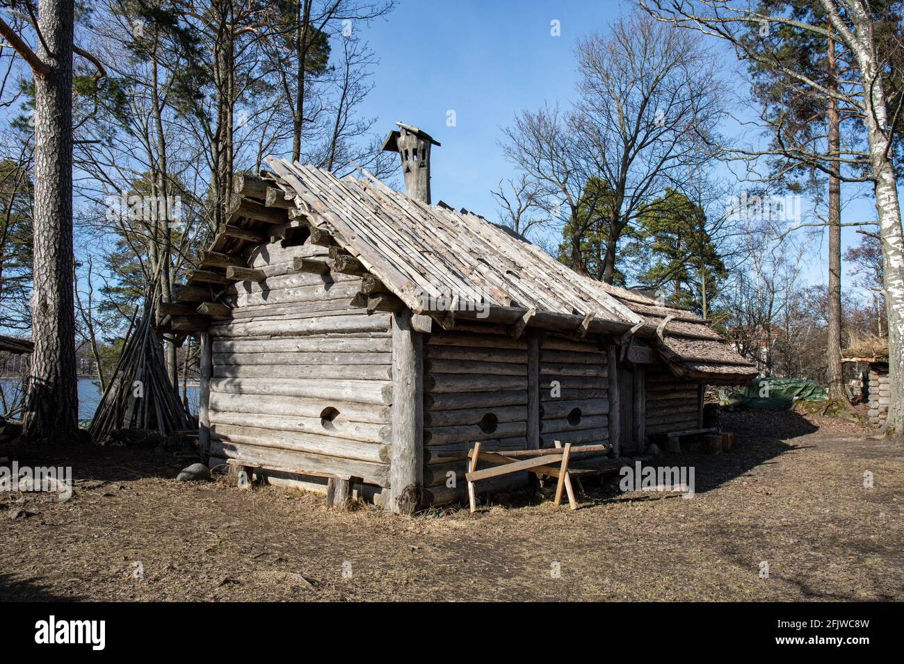 Ricostruzione di edifici in legno della tarda età del ferro con corteccia di betulla e tetto di canna a Pukkisaari, Helsinki, Finlandia Foto Stock