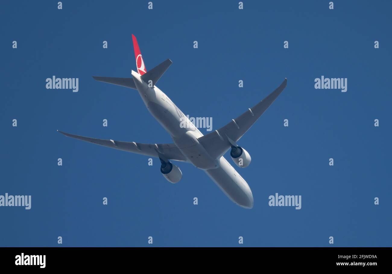 Il Boeing 777 della Turkish Airlines parte da Londra Heathrow per Istanbul 26 aprile 2021 in cielo blu serale Foto Stock