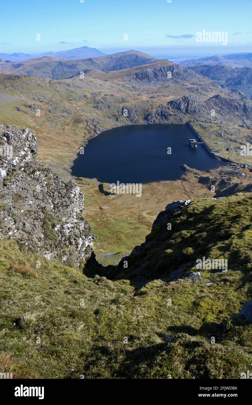 Vista del lago artificiale e della diga di Llyn Stwlan dalla cima di Moelwyn Bach, Croesor, Galles Foto Stock