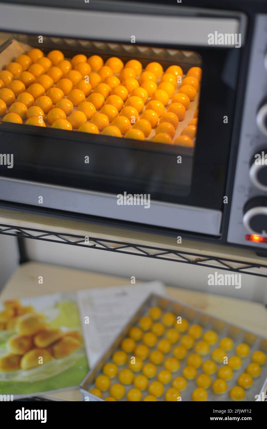 torta di cottura in forno Foto Stock