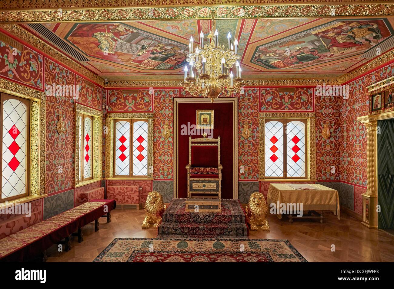 Vista interna della sala del trono dello zar nel Palazzo di legno di Tsar Alexei Mikhailovich. Kolomenskoye, Mosca, Russia. Foto Stock