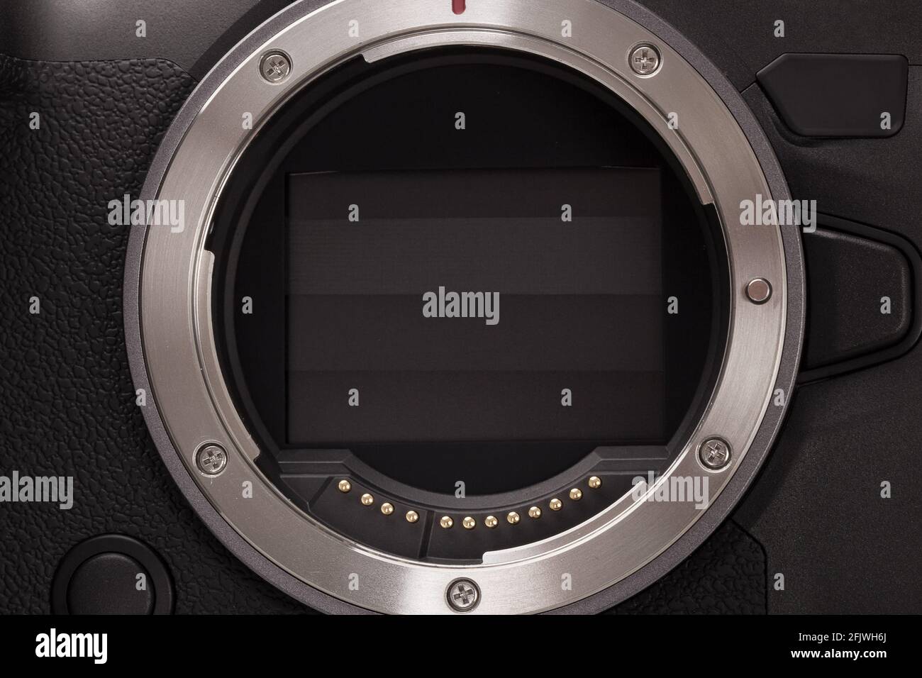 Tecnologia per fotocamere digitali Mirrorless. Dettaglio di montaggio dell'obiettivo. Foto Stock