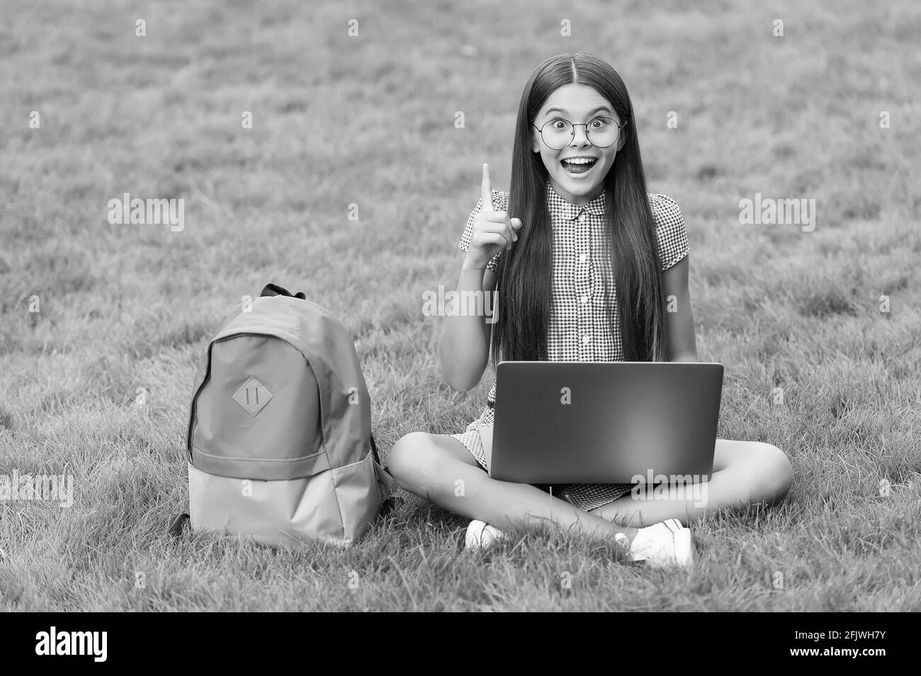 È perfetto. Bambini che giocano al computer. Torna a scuola. Formazione online. Giorno della conoscenza. Lezione privata di apprendimento per bambini. Idea di blogging. Ragazza ispirata Foto Stock
