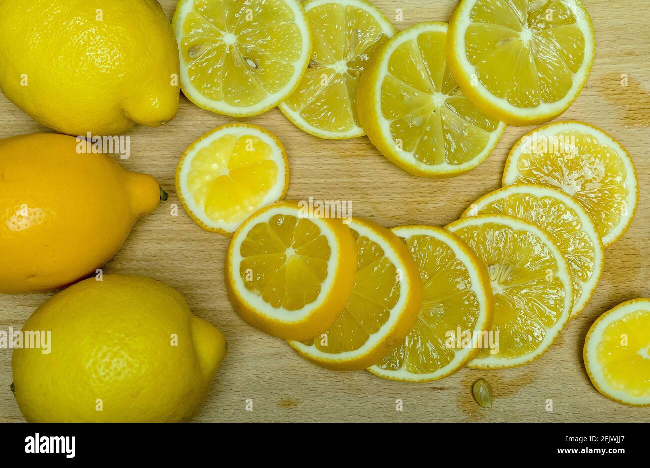 limoni tritati su un pannello di coltello Foto Stock
