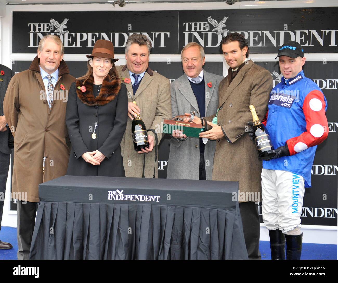 CORSE A CHELTENHAM. IL GIORNALE INDIPENDENTE NOVIZI CHASE. 14/11/2010. L-R REDATTORE IN CAPO SIMON KELNER E MOGLIE SALLY-ANNE, ALLENATORE PAUL NICHOLLS, CHE RAPPRESENTA I PROPRIETARI DAVID JOHNSON, E MARK STEWART E JOCKEY TIMMY MURPHY. IMMAGINE DAVID ASHDOWN Foto Stock