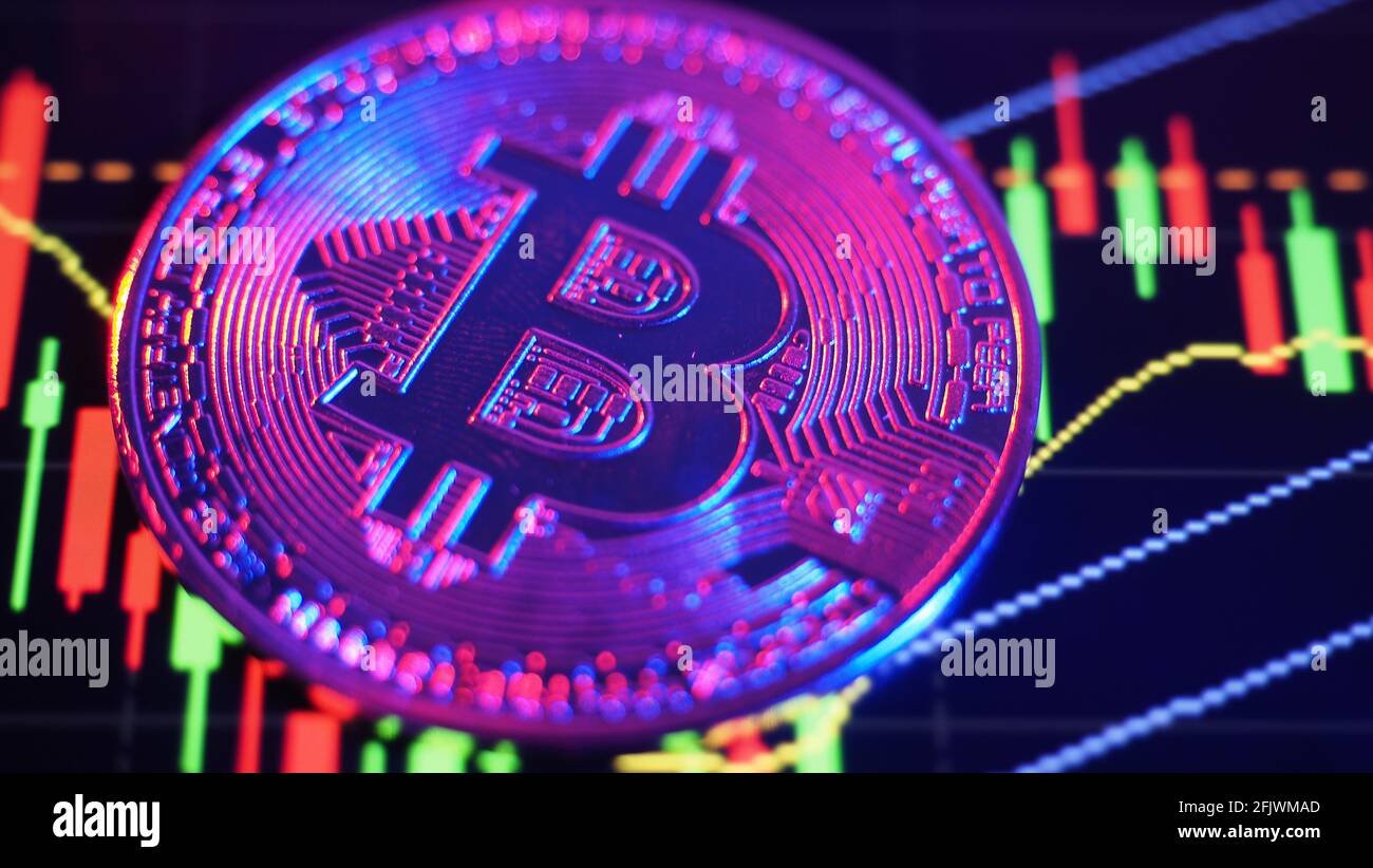 Barra del grafico di Bitcoin e del mercato azionario. Criptovaluta. Crescita di Bitcoin Stock. Investire in risorse virtuali. Piattaforma di investimento con grafici e bitcoin coi Foto Stock