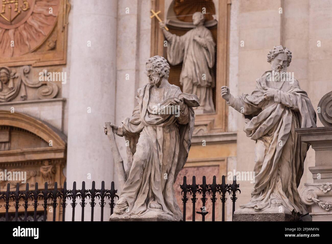 Recinzione con statue degli apostoli. Realizzato nel 1772 da David Geel in pietra calcarea di Pinchow. Gravemente danneggiato a causa della pioggia acida. Foto Stock