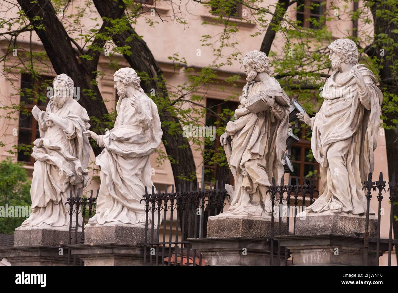 Recinzione con statue degli apostoli. Realizzato nel 1772 da David Geel in pietra calcarea di Pinchow. Gravemente danneggiato a causa della pioggia acida. Foto Stock