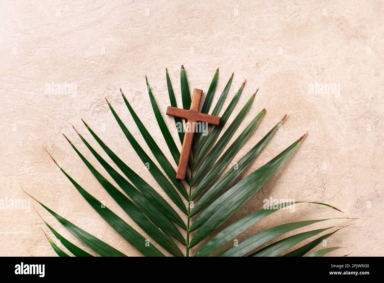 Concetto di domenica delle Palme. Croce di legno sulle foglie di palma.  Ricordo del sacrificio di Gesù e della risurrezione di Cristo. Pasqua.  Concetto di Eucaristia Foto stock - Alamy