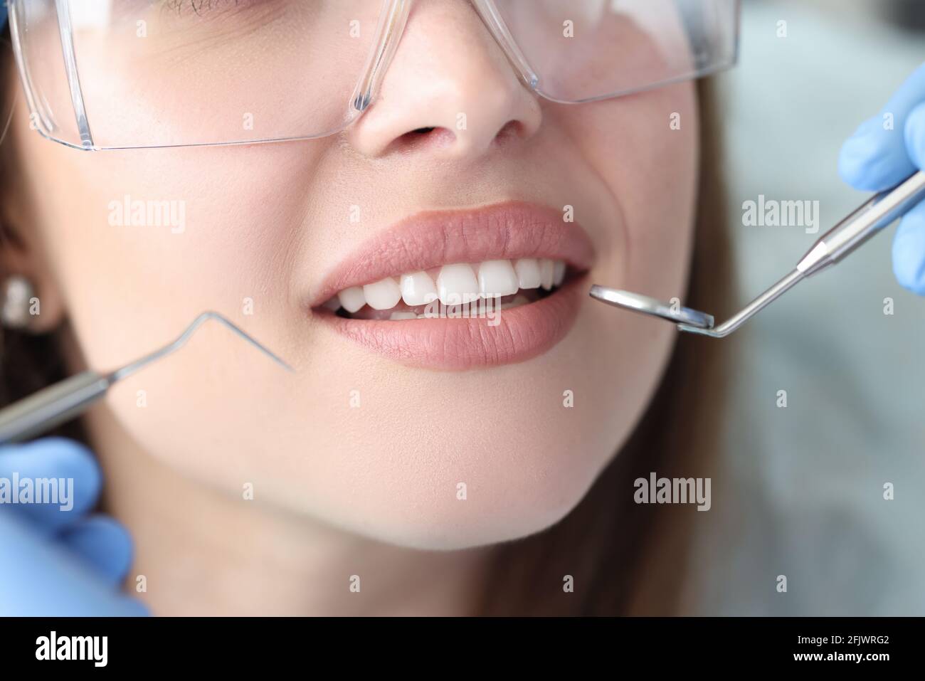 Ritratto di donna con denti bianchi belli all'appuntamento dentista Foto Stock