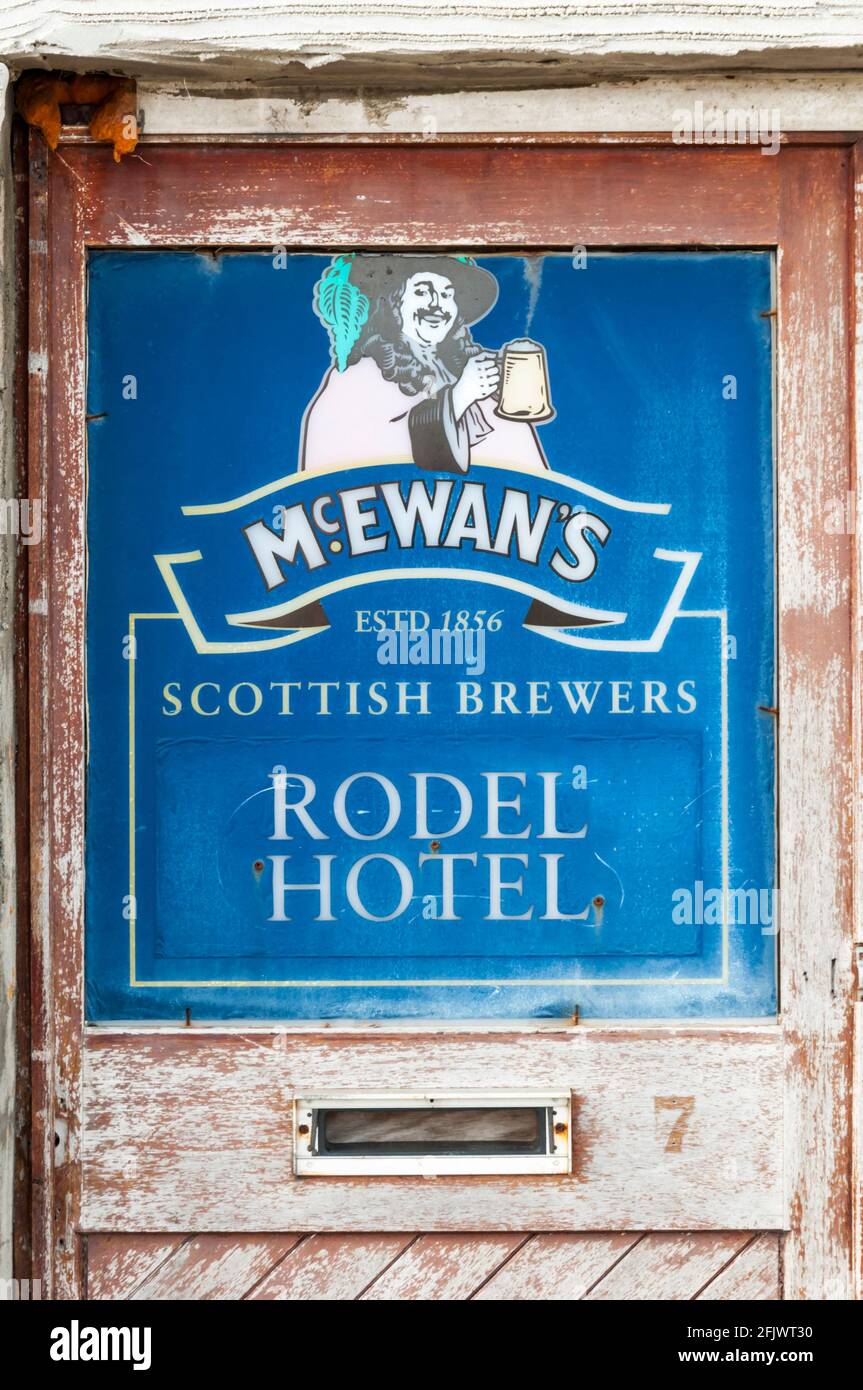 Una vecchia porta, originaria del Rodel Hotel sull'Isola di Harris nelle Ebridi esterne, che pubblicizzava i birrifici scozzesi di McEwan. Foto Stock