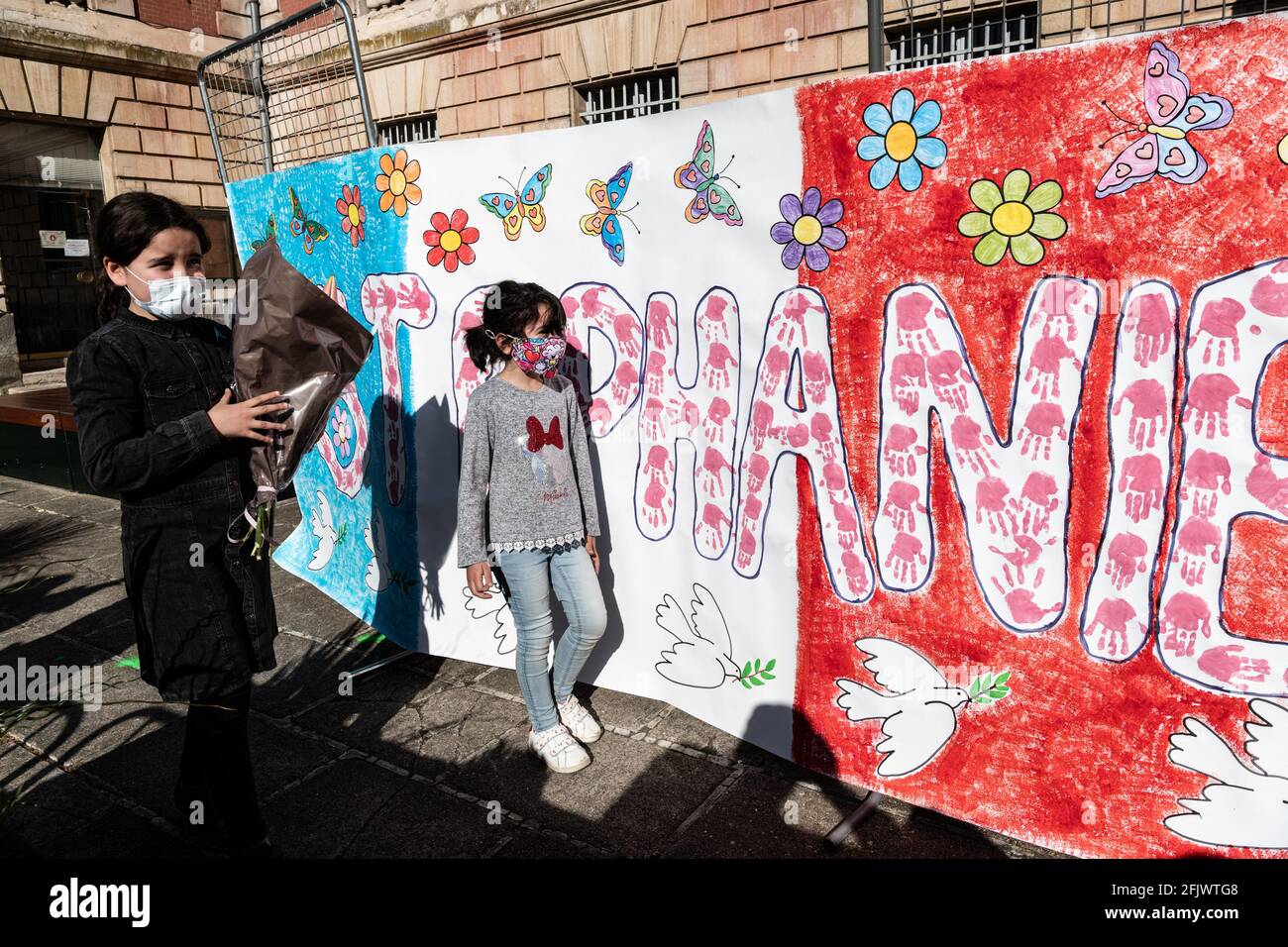 Due ragazze offrono fiori durante il tributo alla donna di polizia Stephanie Monferme che è stata uccisa in un attacco terroristico alla presenza di una folla di cittadini. Rambouillet, Francia, 26 aprile 2021. Foto Stock