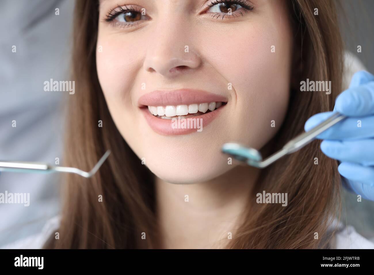 Ritratto di donna con denti bianchi belli all'appuntamento dentista Foto Stock
