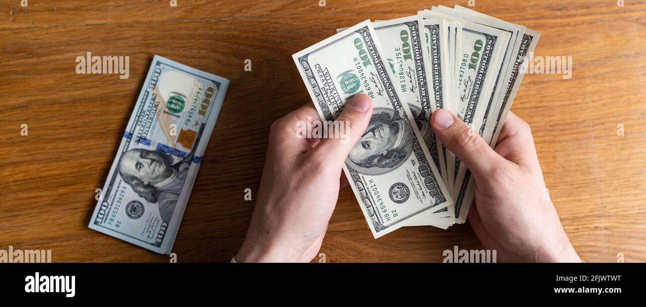 l'uomo d'affari conta i dollari. concetto di business di 100 dollari Foto Stock